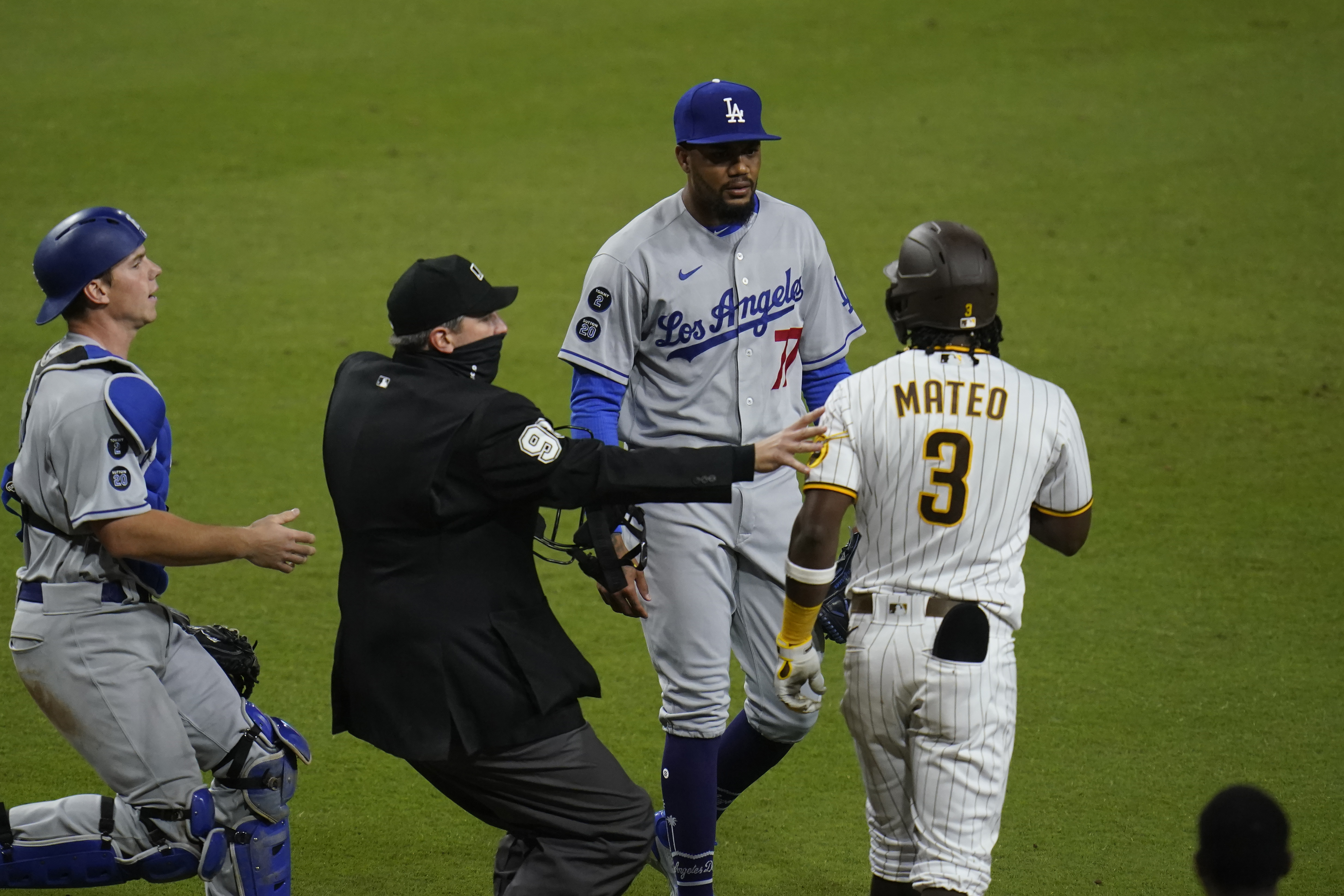 Betts makes diving grab as Dodgers beat Padres 2-0