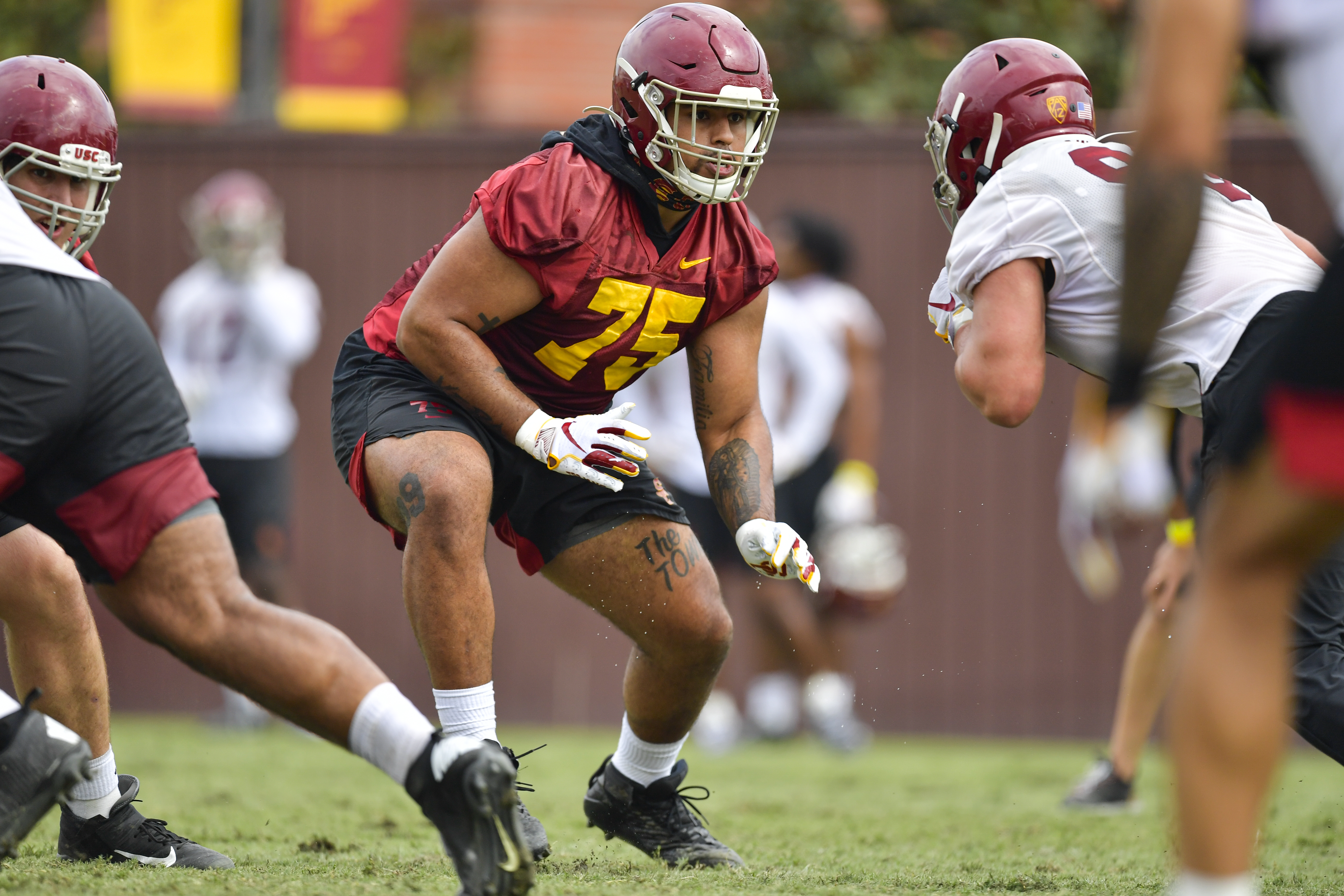 Alijah Vera-Tucker brings talent and experience back to USC's offensive  line – Annenberg Media