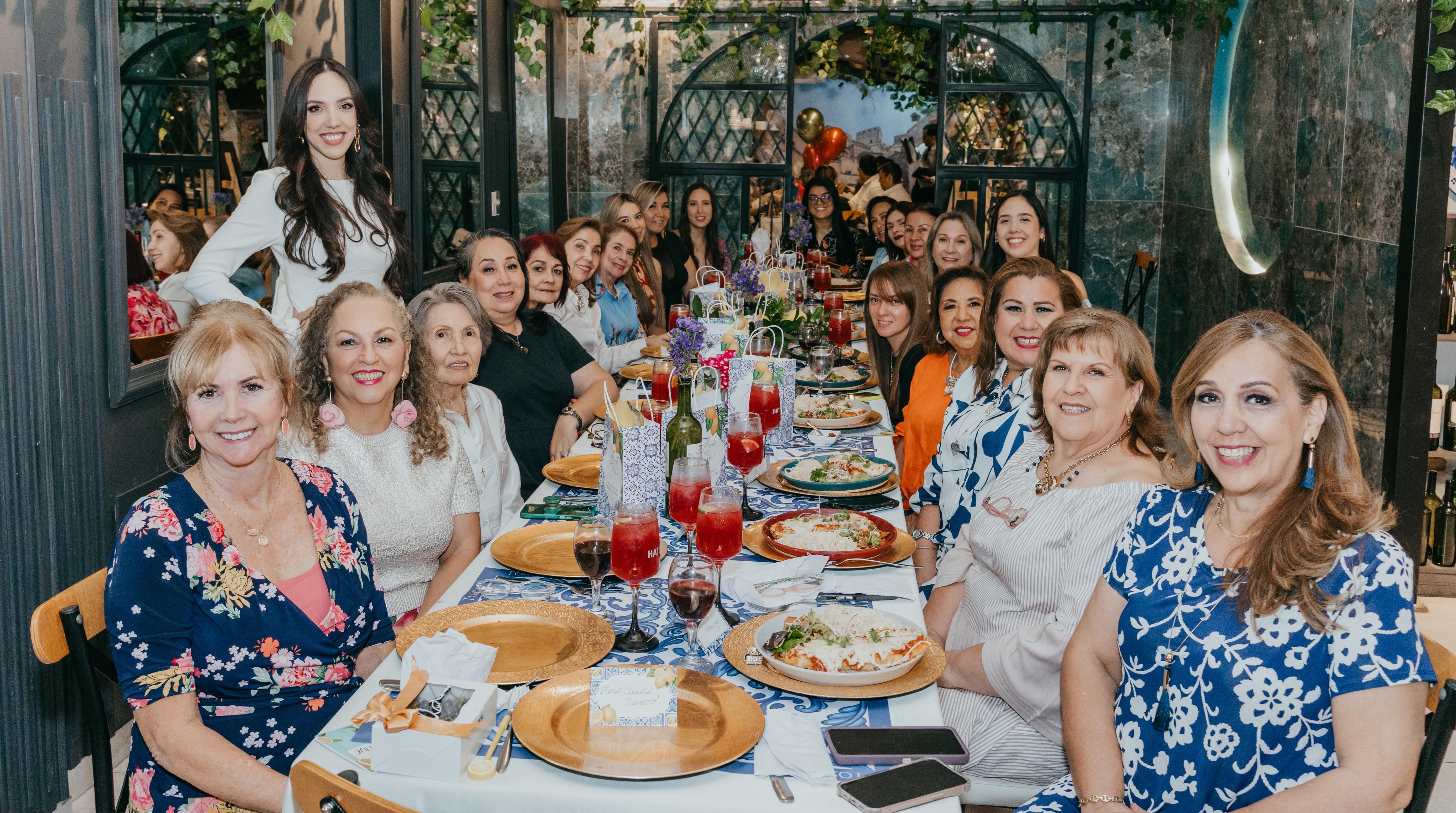 Elegantes adornos de fondant para tartas de aventuras en el país de las  maravillas, perfectos para Alicia, taza de té y platillo, rosas, reloj de  bolsillo, llave y tarta de despedida de, image size:4695x2620
