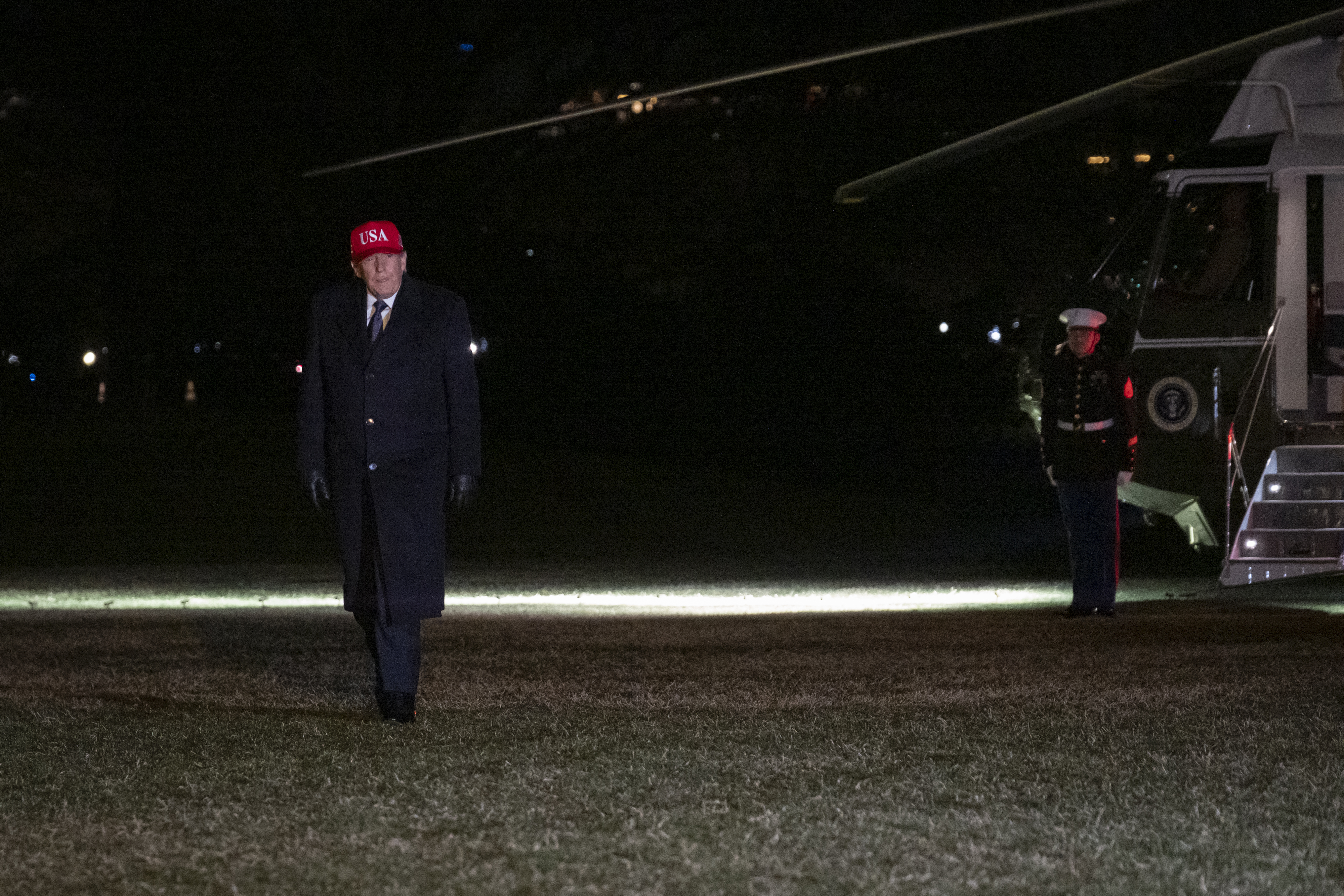 دونالد ترامپ، رئیس‌جمهور آمریکا، روز یکشنبه از هلیکوپتر مارین وان در چمن جنوبی کاخ سفید پیاده می‌شود. (عکس: پیت ماروویچ/گتی ایمیجز)