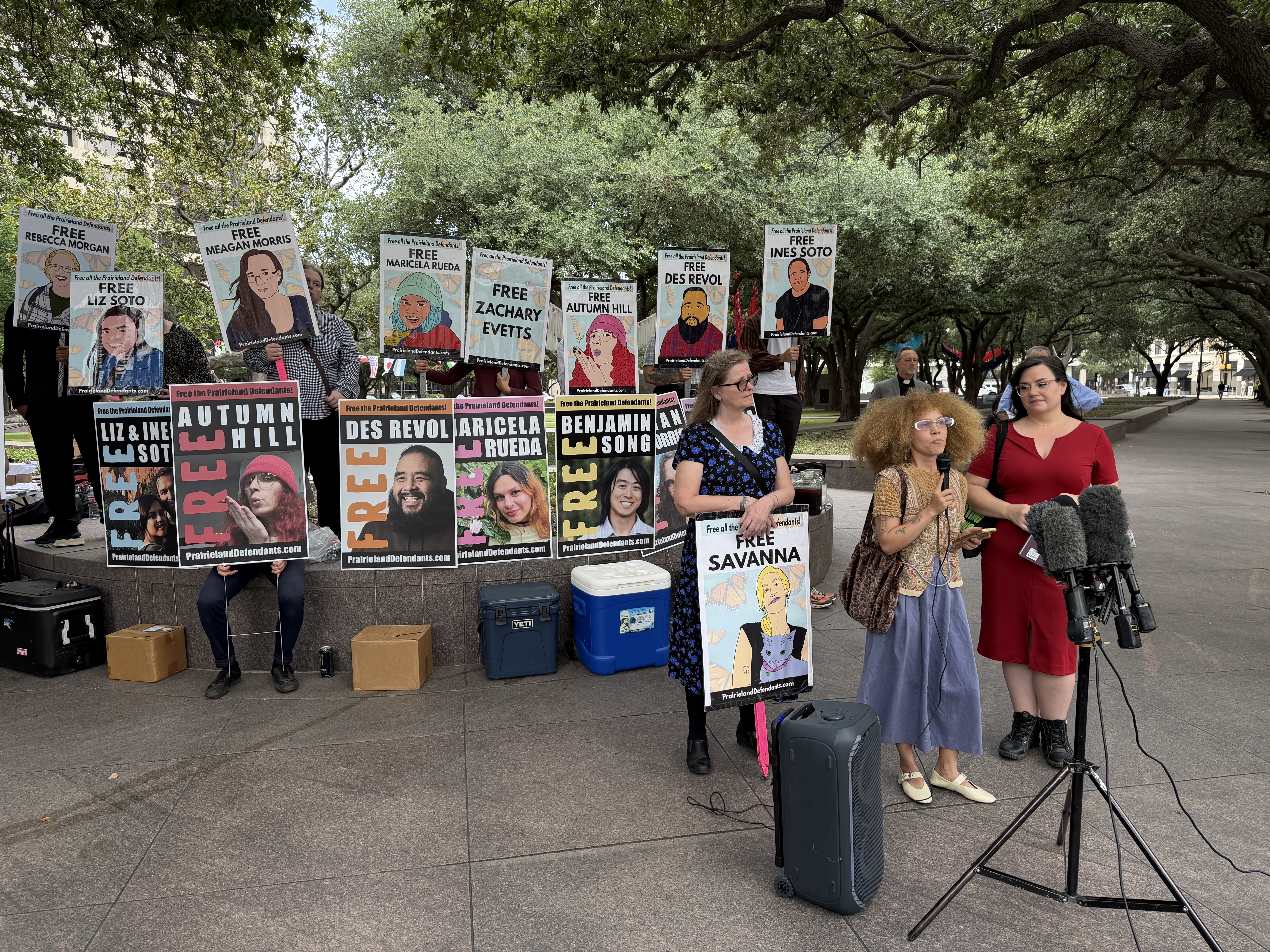 Tamera Hutcherson, a paralegal and activist who worked on the Prarieland Detention Center cases, addresses supporters with defendant Savanna Batten's mother, left, and sister Amber Lowrey on Tuesday in Fort Worth. (Molly Hennessy-Fiske/The Washington Post)