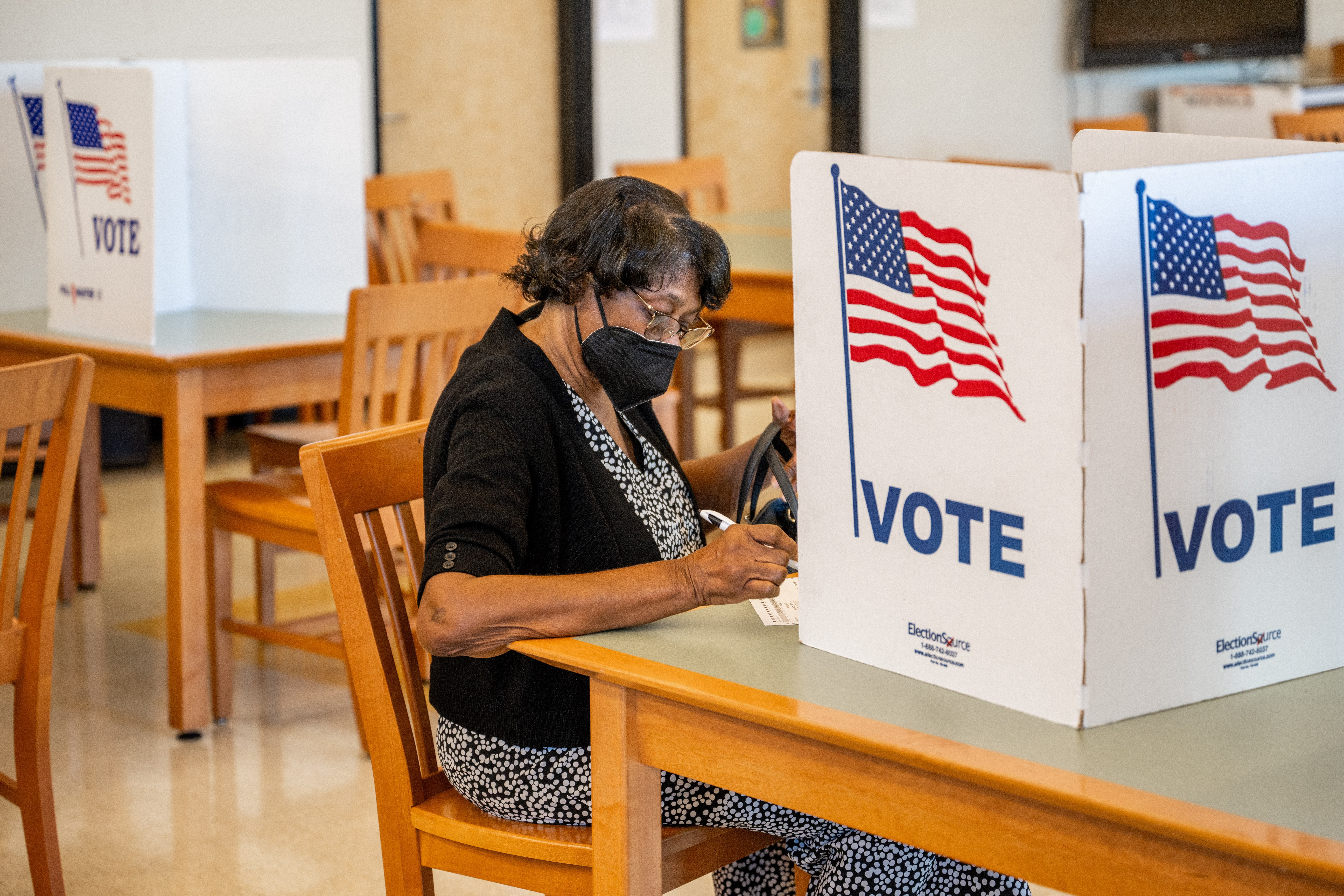 Minnie Bounds, 74, fills out her ballot at a middle school in Jackson, Mississippi, in November 2023. (Brandon Bell/Getty Images)