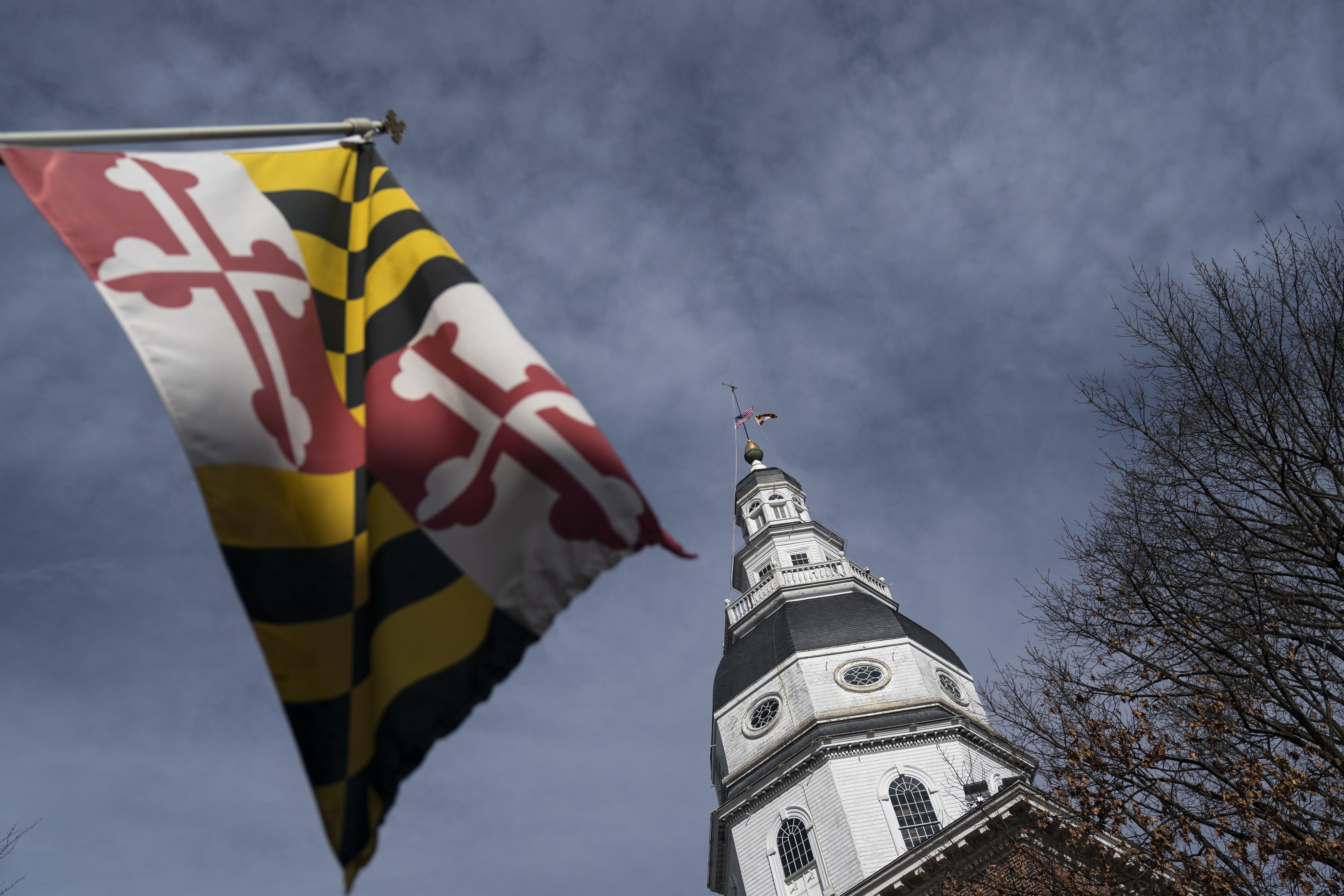 The Maryland State House and state flag are seen in Annapolis in 2021. (Michael Robinson Chavez/The Washington Post)