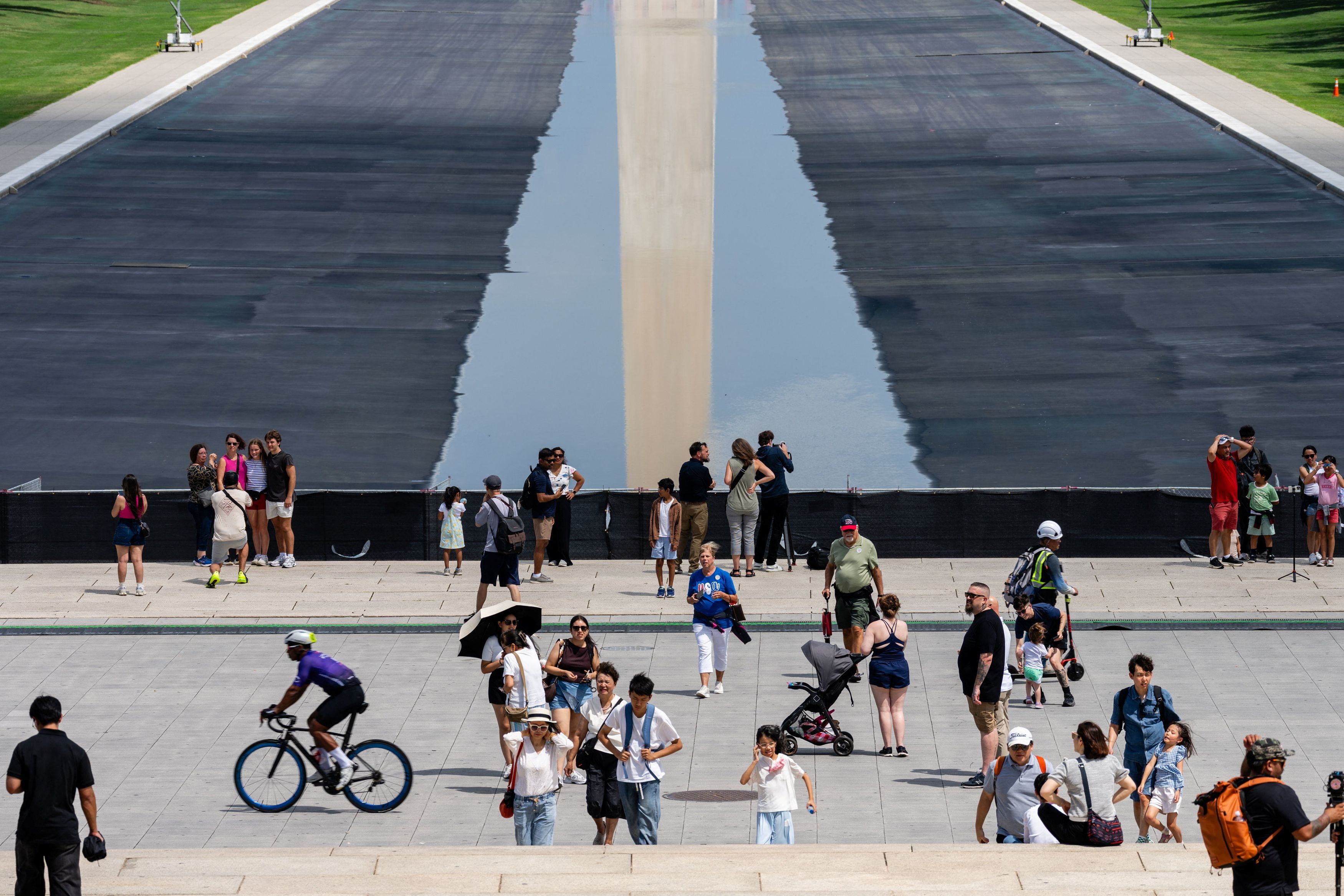 Tourists gather near the Lincoln Memorial Reflecting Pool on Monday. (Eric Lee/Reuters)