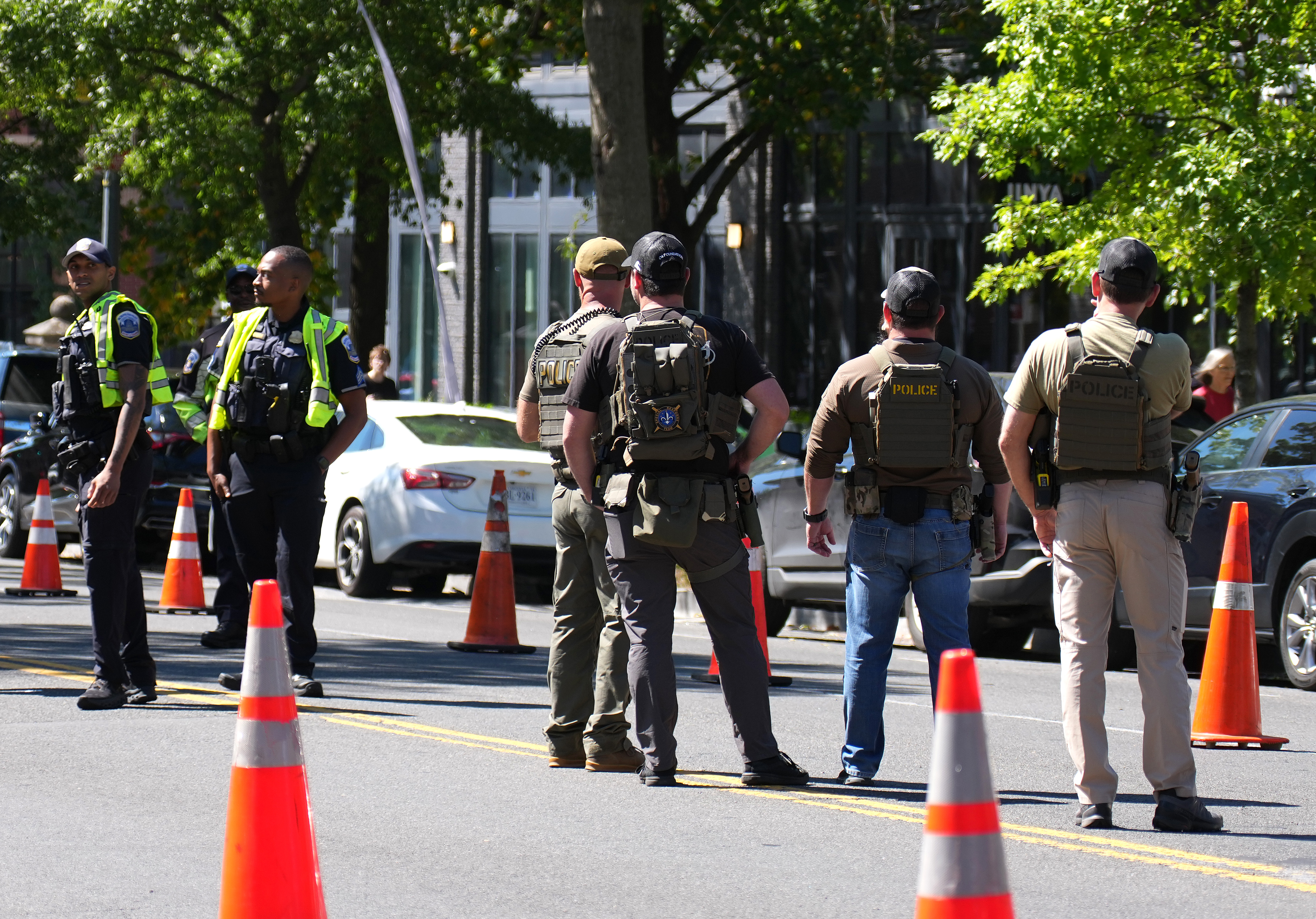 Officers with D.C. police and Immigration and Customs Enforcement at a vehicle check point in August 2025. (Kevin Dietsch/Getty Images)