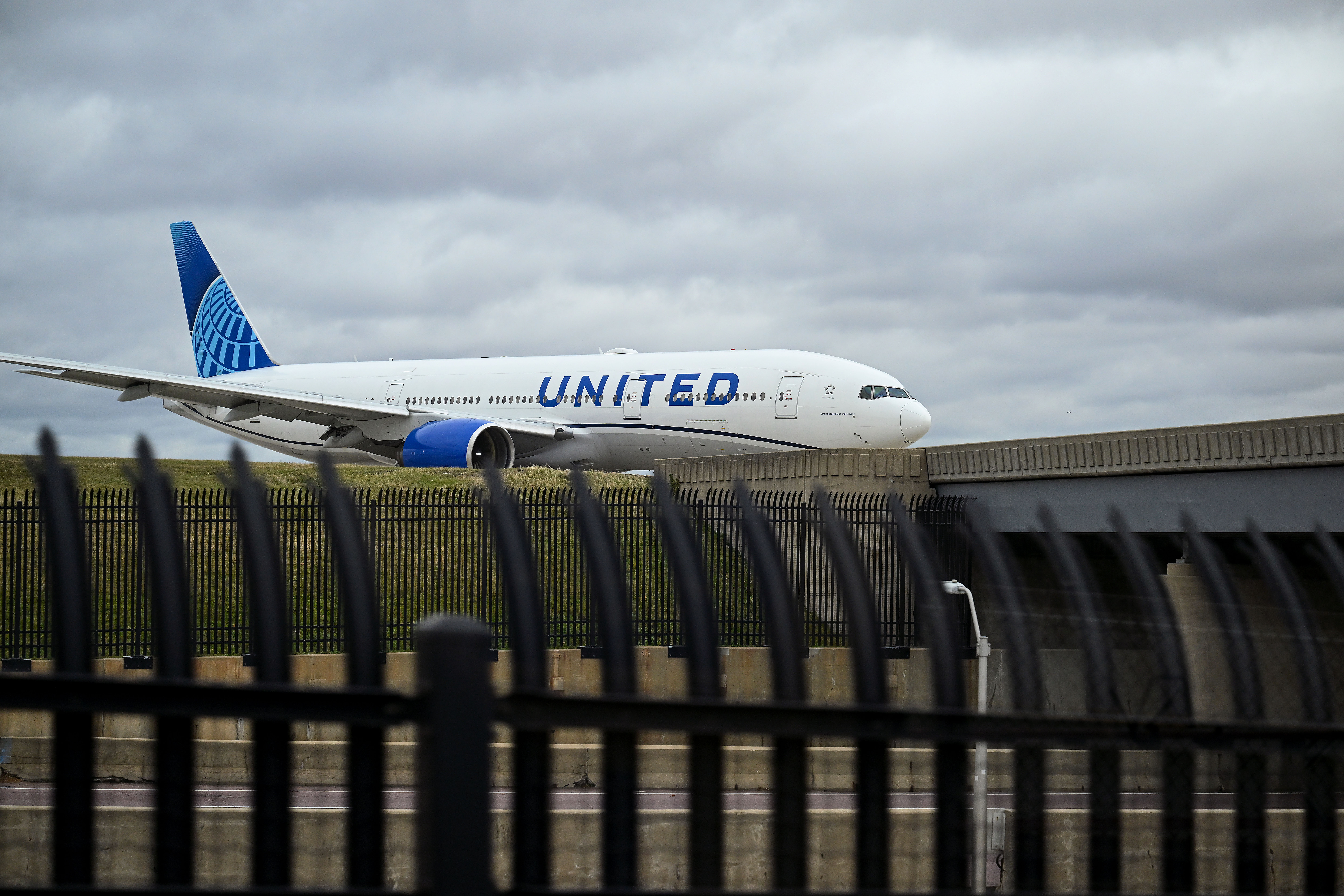 A United Airlines plane taxis on the runway at O’Hare International Airport on November 26, 2025. (Joshua Lott/The Washington Post)