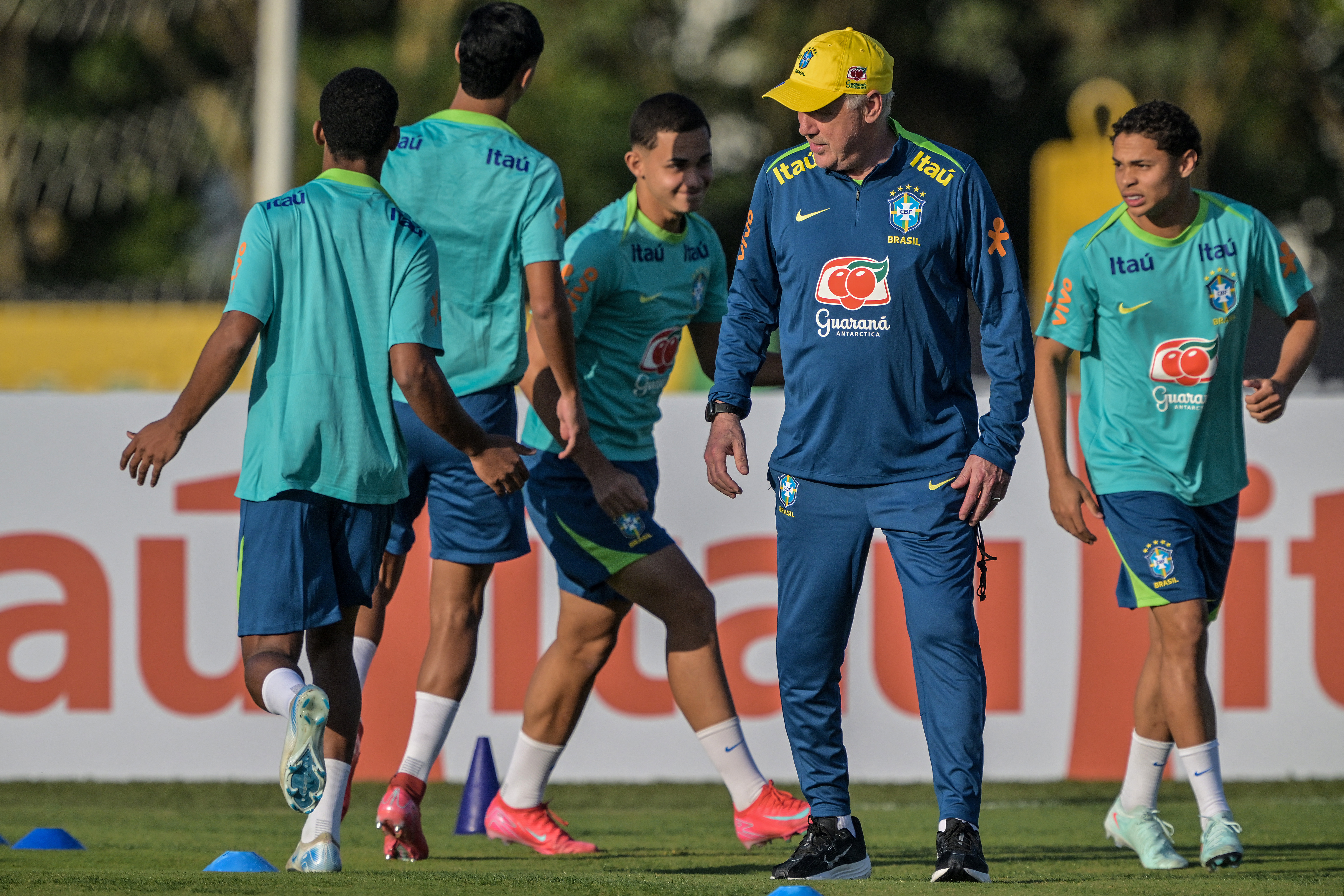 Ancelotti oversees training in Sao Paulo last year. (Nelson Almeida/AFP/Getty Images)