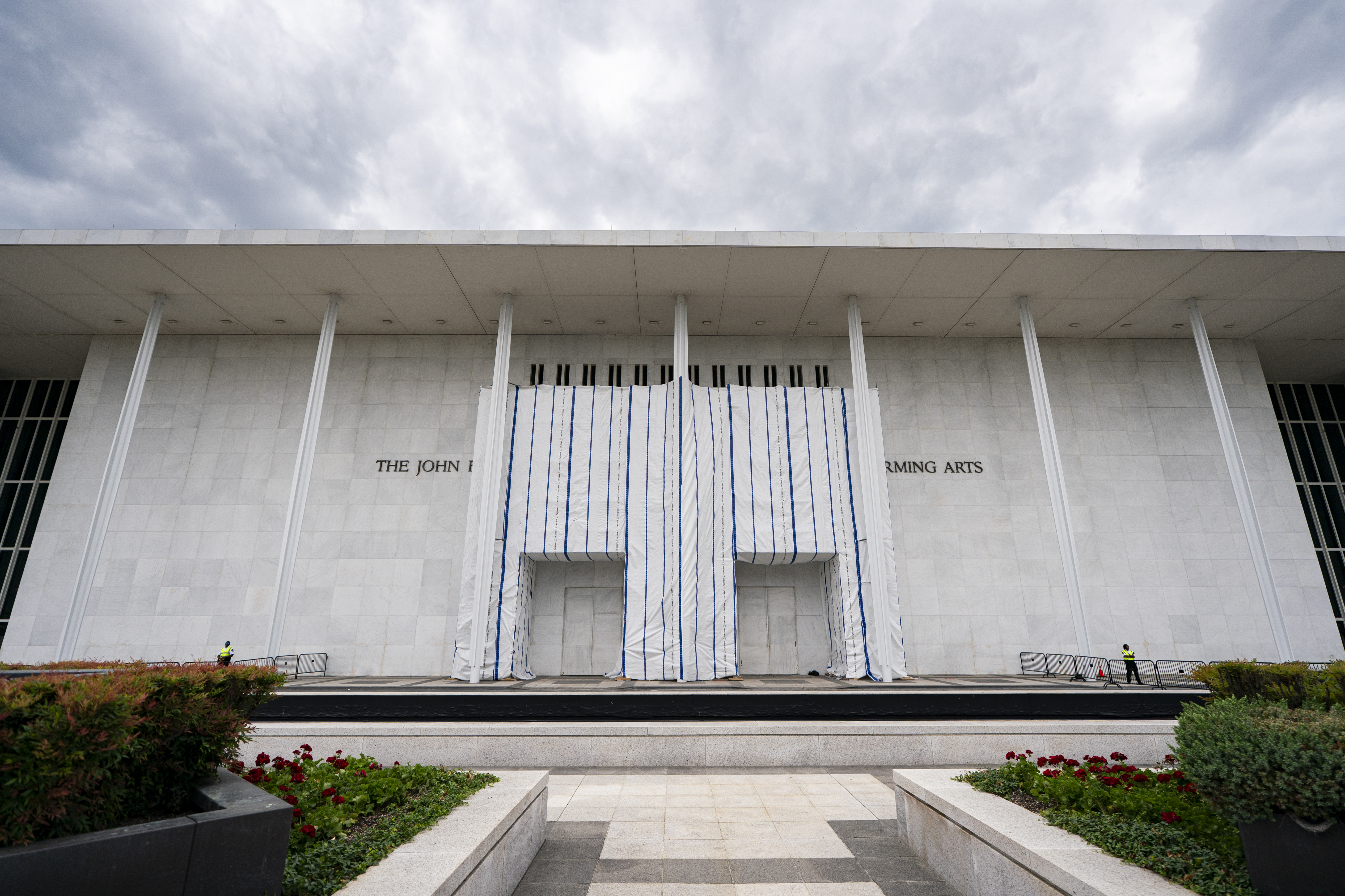 Tarp covers the Kennedy Center days after crews erected it in June. (Al Drago/For The Washington Post)