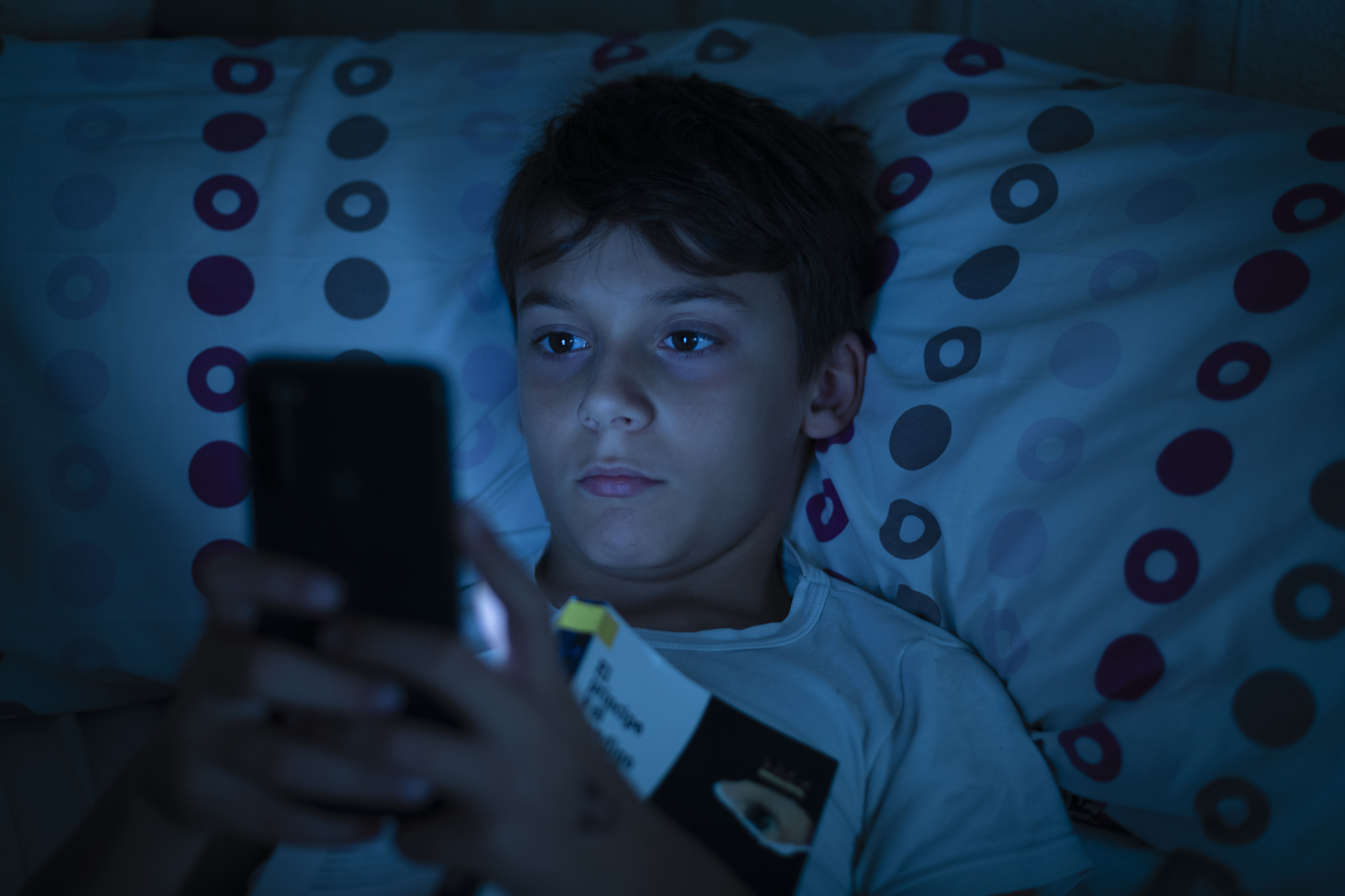 Kids are swapping sleep to get on their phones in the middle of the night. (Ojos De Hojalata/Getty Images)