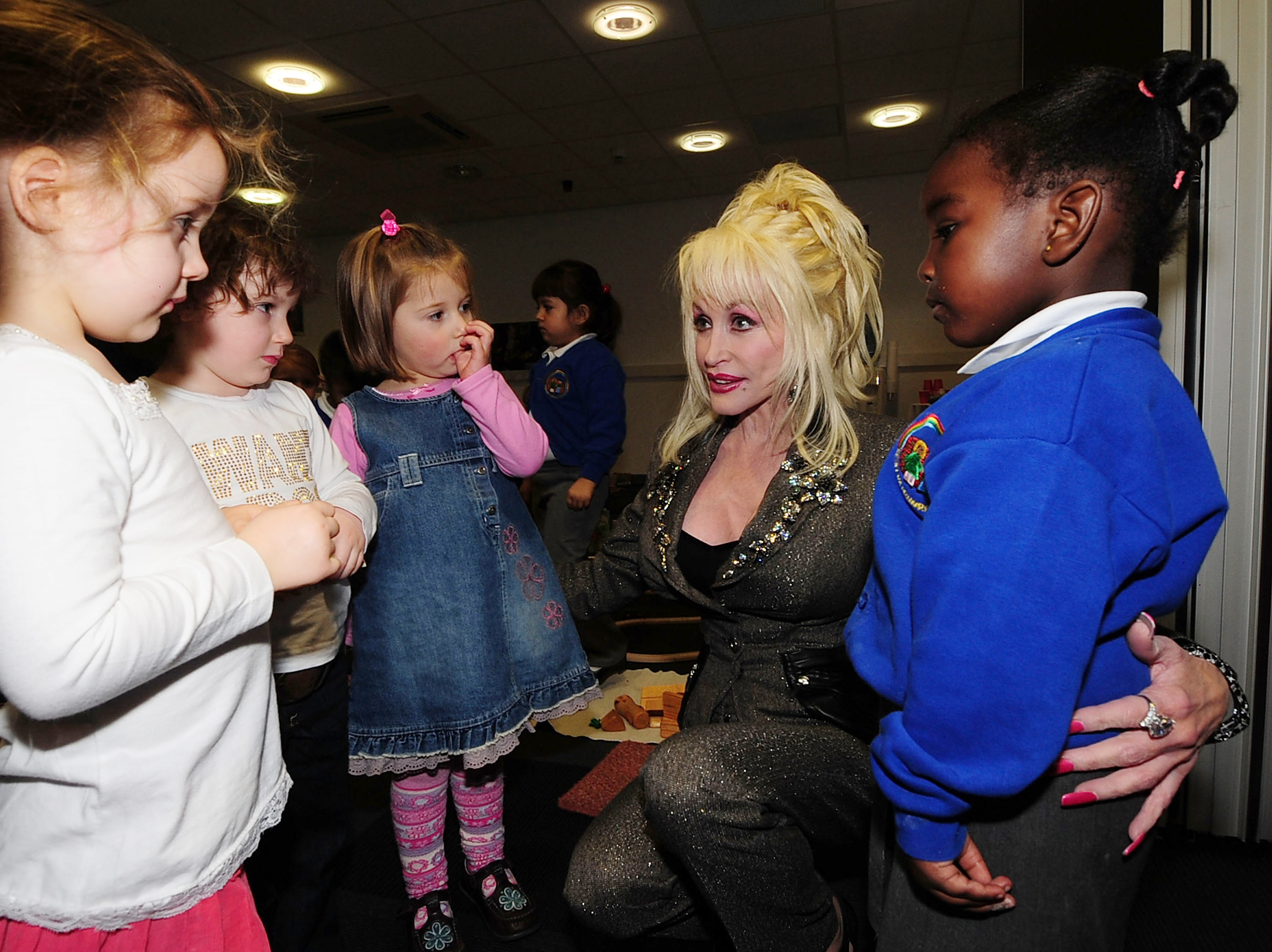 Dolly Parton meets with young schoolchildren in South Yorkshire, England, in December 2007. (Pool/Getty Images)